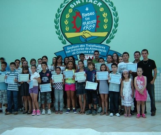 Trabalhadores recebem diploma de informática